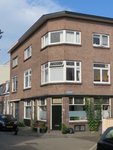 833653 Gezicht op het winkelhoekpand Oudwijkerveldstraat 96 te Utrecht, met rechts de Kersstraat. Boven de toegang van ...